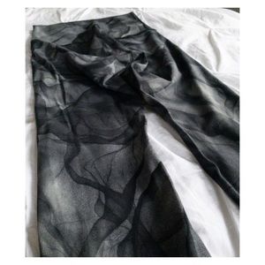 lululemon athletica Pants - Wunder Under Lululemon size 4 Smoke Print lululemon athletica Pants - Wunder Under Lululemon size 4 Smoke Print